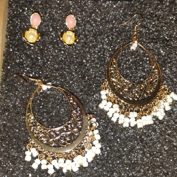 Jewelry - 2 Pair Of Fashion Earrings